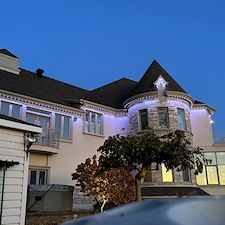 Une-Installation-blouissante-dclairage-Extrieur-Permanent-Montreal-Qc-avec-Gemstone-Lights 1